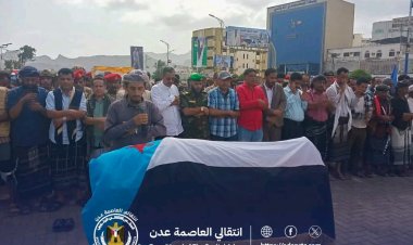 المعتصمون في ساحة خور مكسر يؤدون صلاة الجنازة على جثمان المناضل عبد الحكيم فاضل