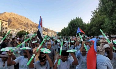 عدة حي الشهداء بمديرية الديس الشرقية تنضم إلى ساحة الاعتصام بالمكلا