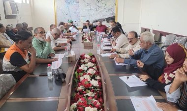 مدير عام المنصورة يناقش أداء مكتب الأشغال العامة للفترة الماضية ويكرم لجنة مجلس الأباء