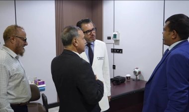 رئيس جامعة عدن يزور مستوصف العين التخصصي ويشيد بجهود طبية نوعية في عدن