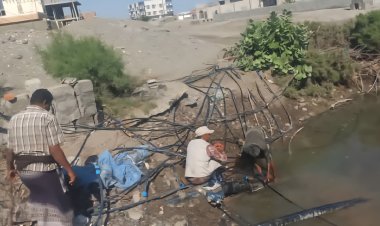 فرق مياه عدن تنفذ حملة لإزالة الربط العشوائي في خط المياه الرئيسي بمنطقة الصولبان بخورمكسر