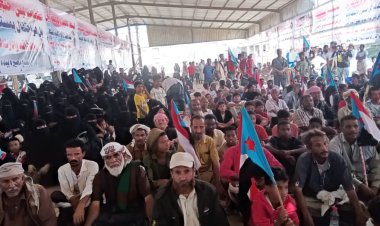 حشود كبيرة في ساحة مخيم الاعتصام المفتوح بأبين تجسد وحدة الصف الجنوبي