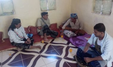 مدير عام أحور وعضو المجلس الانتقالي يزوران الإعلامي عبدالله الطحر للاطمئنان على صحته