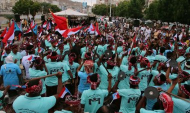 مقادمة وأعضاء فرقة قشمر للألعاب الشعبية بمديرية غيل باوزير ينضمون إلى ساحة الاعتصام بالمكلا