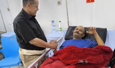 رئيس تنفيذية انتقالي لحج يزور الجريح عبد السلام ناصر علي في مستشفى عدن الخيري