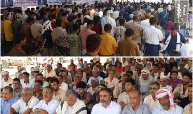 أبناء أبين يؤدّون صلاة جمعة (الجنوب لكل وبكل أبنائه) في ساحة الاعتصام بزنجبار