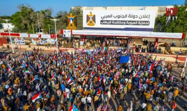 حشود ابناء باكازم أحور المحفد تؤيد خطوات المجلس الانتقالي الجنوبي وتجدد العهد خلف الرئيس عيدروس الزُبيدي