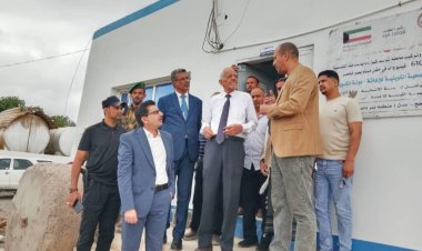 نائب وزير المياه بن عفرار يطلع على المراحل النهائية لمشروع إنشاء محطة طاقة شمسية في حقل بئر ناصر