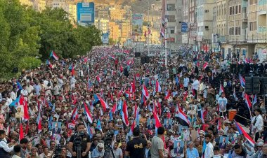 أبناء حضرموت يحتشدون في المكلا بمليونية القرار قرارنا للمطالبه بإعلان دولة الجنوب العربي