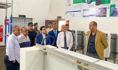 نائب وزير المياه يطلع على المراحل النهائية لمشروع محطة الطاقة الشمسية في حقل بئر ناصر