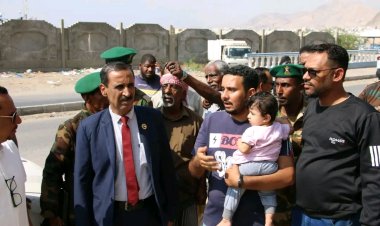 باتيس يتفقد أضرار الضربة الجوية السعودية على ميناء المكلا وما خلفته من أضرار على الأحياء السكنية المجاورة