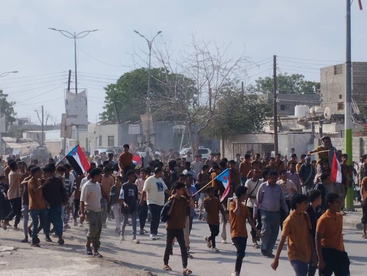 أبناء مديرية خنفر يخرجون في مسيرة حاشدة تأييدا لمليونية وادي وصحراء حضرموت.