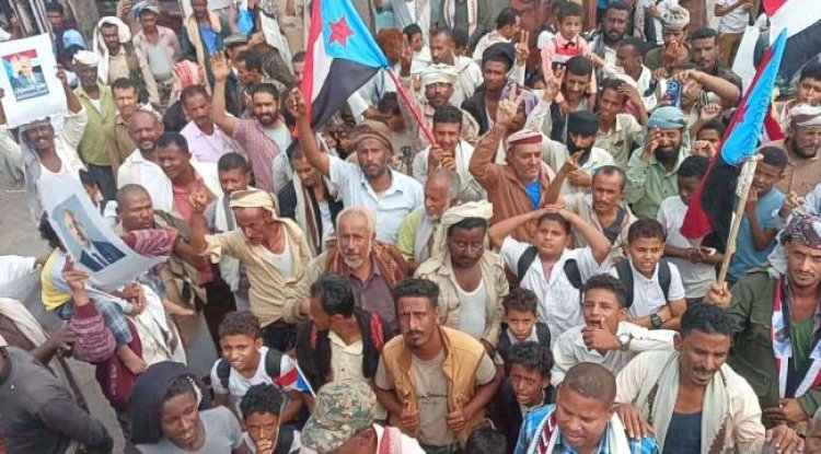 انتقالي المسيمير ينظم مسيرة جماهيرية احتفالًا بانتصارات القوات الجنوبية في حضرموت