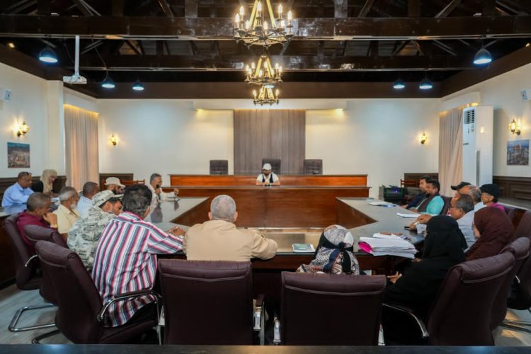 مدير صيرة يترأس اجتماعاً لمناقشة أداء المكاتب التنفيذية ويهنئ الشعب الجنوبي بالانتصارات الأخيرة