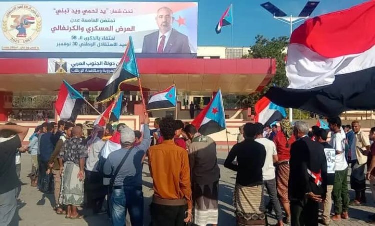 بدء توافد أبناء العاصمة عدن إلى خيم الاعتصام الجماهيري بساحة العروض في خورمكسر