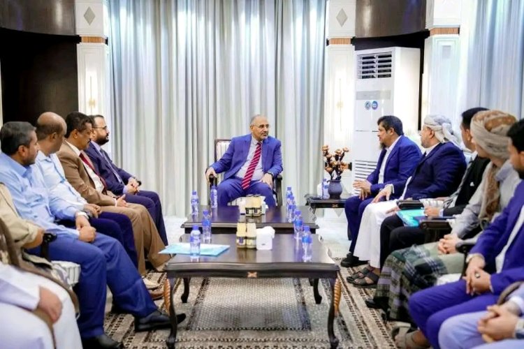 الرئيس الزُبيدي يستقبل وفدًا من أبناء المهرة ويجدد دعمه لتمكين أبناء المحافظة من إدارة شؤونهم