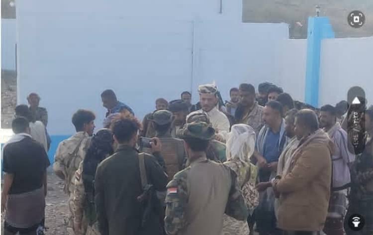 بحضور رئيس الهيئة التنفيذية بالمحافظة،  رفع أعلام دولة الجنوب العربي على المرافق الحكومية في مديرية الوضيع