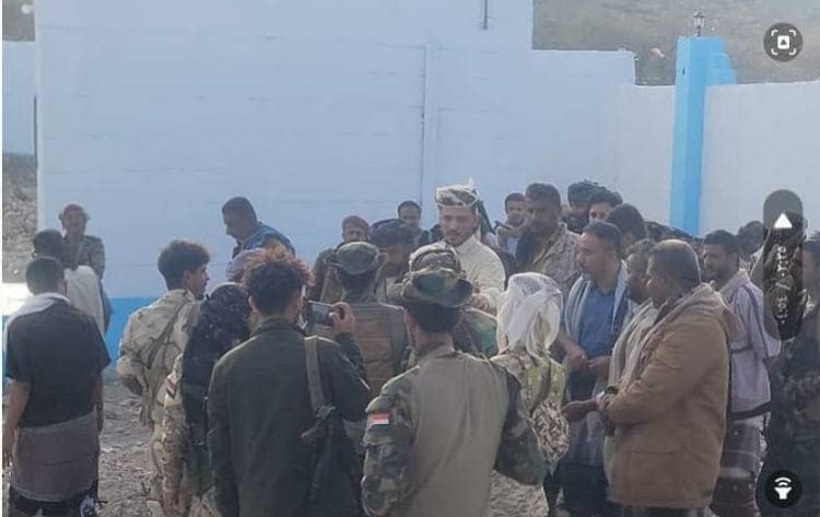 بحضور رئيس الهيئة التنفيذية بالمحافظة… رفع أعلام دولة الجنوب العربي على المرافق الحكومية في مديرية الوضيع