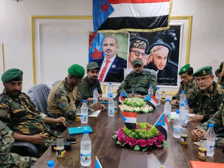 العميد السيد يترأس اجتماعاً بقيادات الحزام الأمني في أبين ويؤكد وقوفه الكامل مع القيادة الجنوبية ويشدد على رفع الجاهزية