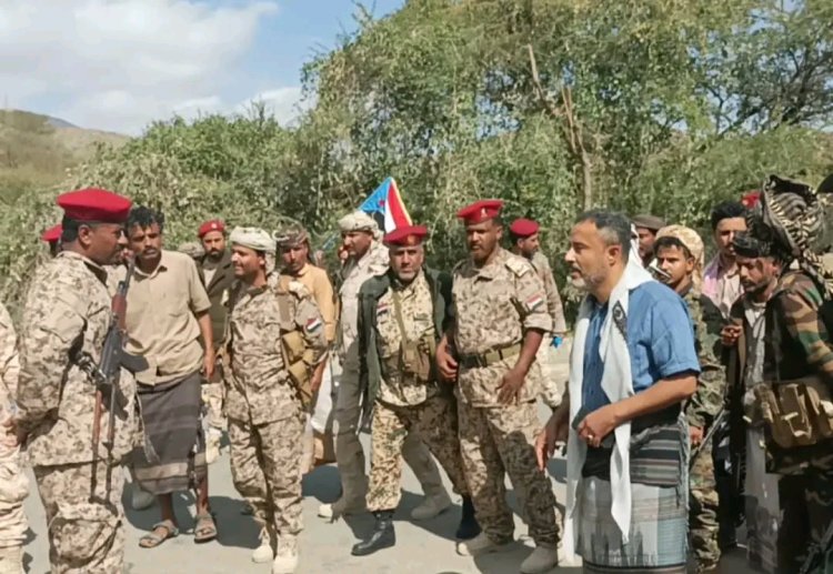 رئيس تنفيذية انتقالي أبين يرفع علم دولة الجنوب العربي في جبهة ثرة بمشاركة قيادات أمنية وعسكرية