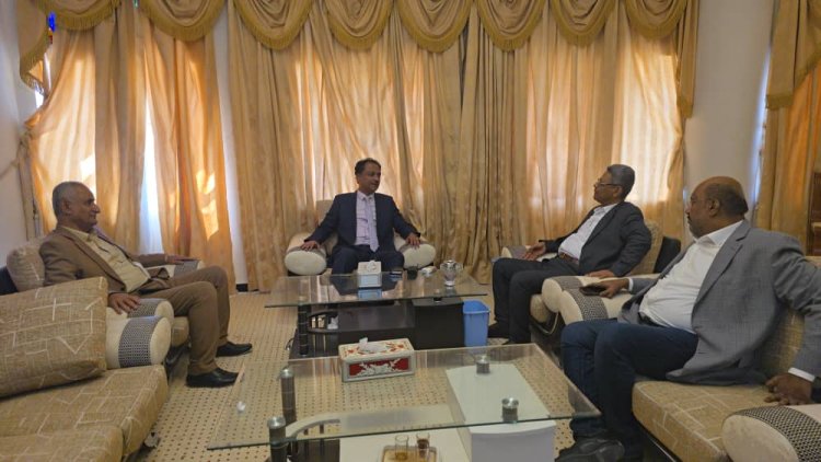 باعوم يلتقي مدير عام سيئون ومدير صندوق النظافة لبحث تعزيز الخدمات وتحسين المنظومة الميدانية