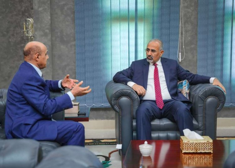 الزُبيدي يبحث مع محافظ البنك المركزي جهود الإصلاح المالي وتأمين صرف المرتبات