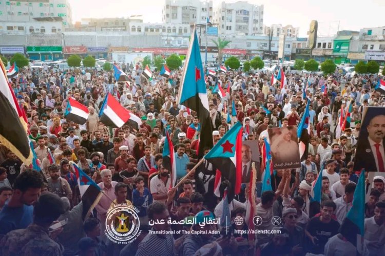 بدعوات من انتقالي العاصمة عدن.. تواصل فعالية الاعتصام الجماهيري في ساحة العروض لليوم الثاني وسط فعاليات فنية وتراثية