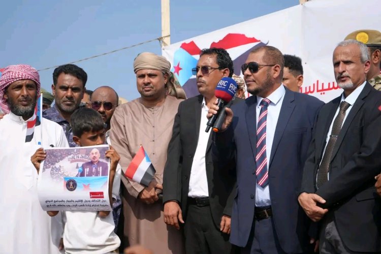 محافظ سقطرى يشهد اعتصامًا جماهيريًا مفتوحًا بحديبو للمطالبة بإعلان دولة الجنوب العربي