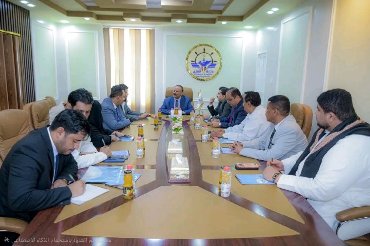 وزير النقل يناقش مع قيادة المهرة سبل تطوير قطاعات النقل ويؤكد أولوية دعم المشاريع الاستراتيجية بالمحافظة