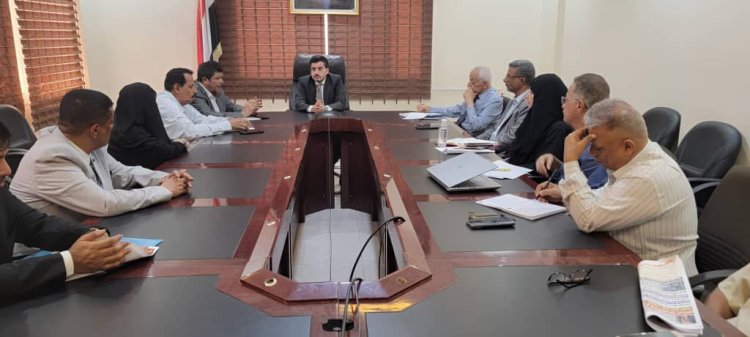 نائب وزير المياه والبيئة بن عفرار يناقش مع أمين عام محلي المهرة أوضاع قطاع المياه والبيئة في المحافظة