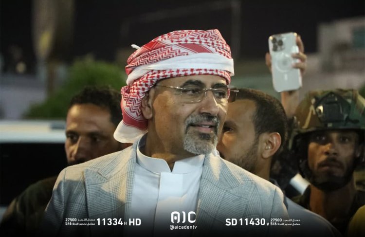 ساحة العروض تهتز بوصول الرئيس الزُبيدي.. التحام مباشر مع جماهير الجنوب يؤكد وحدة الصف والقرار