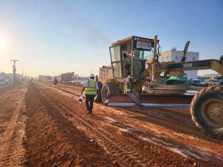 مشروع شق وتوسعة وسفلتة مدخل مدينة ومنفذ شحن يحقق 60% نسبة إنجاز… بعد استئناف الأعمال من نوفمبر