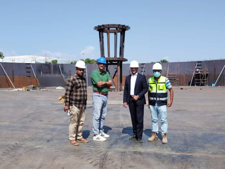 باخبيرة وقائد يطلعان على مستوى إنجاز مشروع خزان مياه تجميعي في منطقة البرزخ بعدن