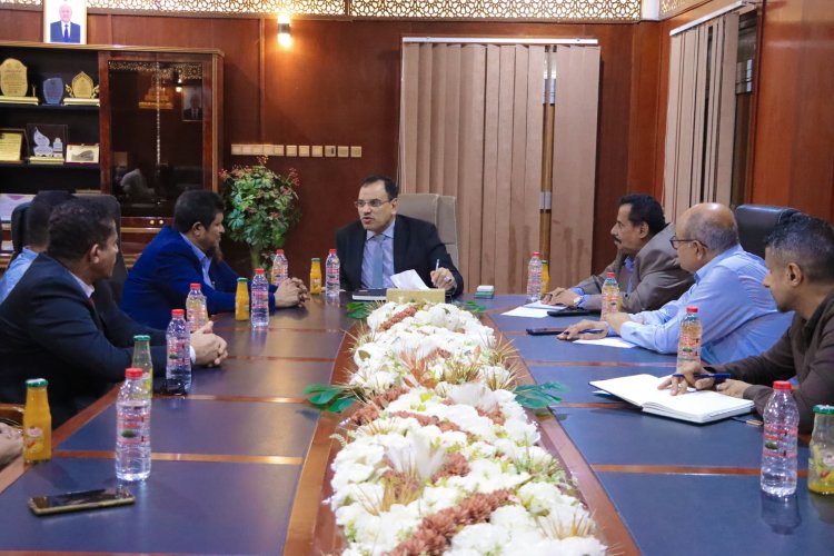 الوزير السقطري يبحث مع قيادة المهرة أولويات المحافظة في قطاعي الزراعة والأسماك وسبل تطويرها