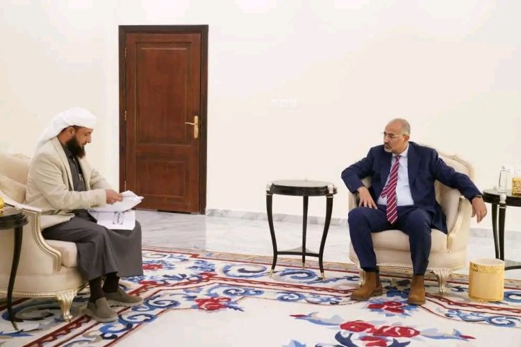 الرئيس الزُبيدي يشدد على دور وزارة الأوقاف في تحصين المجتمع ونشر ثقافة التسامح والوسطية والاعتدال