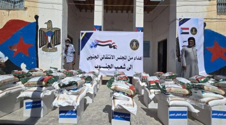 انتقالي السوم يدشّن توزيع السلال الغذائية للأسر الأشد احتياجًا