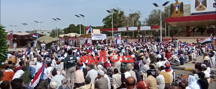 حشود كبيرة تشارك في صلاة الجمعة بخور مكسر في العاصمة عدن..صور..