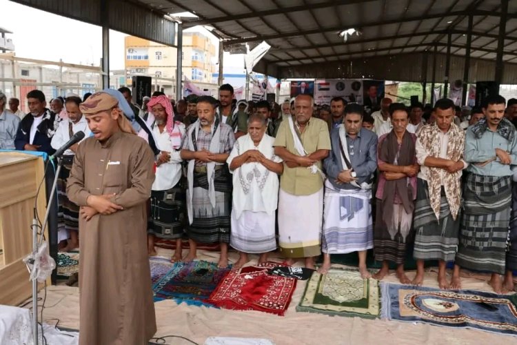 أبناء أبين يؤدّون صلاة الجمعة في ساحة الاعتصام تأكيدًا على ثباتهم وتمسّكهم بإعلان دولتهم