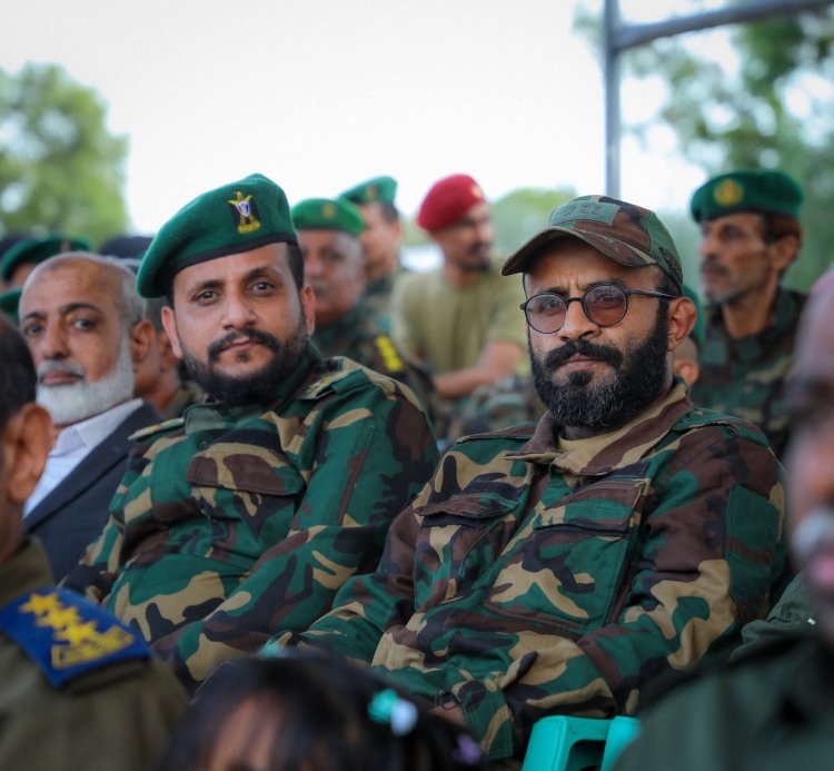 العميد طلال الكلدي قائد اللواء الأول مقاومة جنوبية وقائد قوات الطوارئ دلتا أبين يشارك المعتصمين في زنجبار