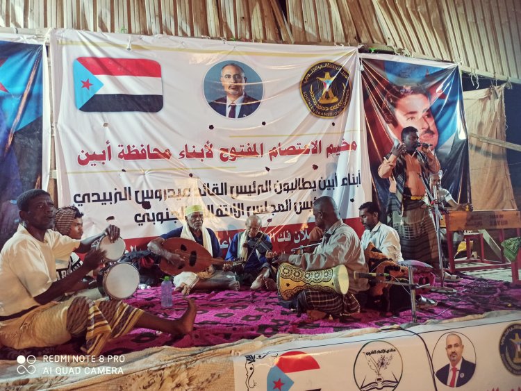 الفنانان علي عمورة ونبيل عمر يحييان سهرة فنية في مخيم الاعتصام بزنجبار