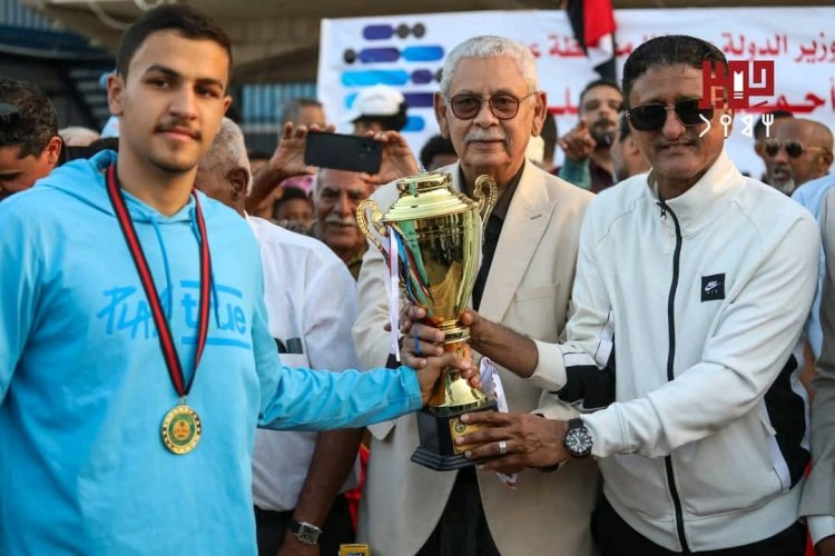 يوسف مروان فرتوت يتوج بطلا في ختام بطولة عدن ال 13 للسباحة في المياه المفتوحة