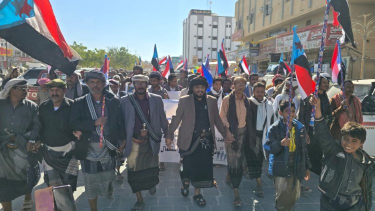 اعتصام عتق يتوسع: حشود من نصاب والروضة تطالب الرئيس الزُبيدي بإعلان دولة الجنوب