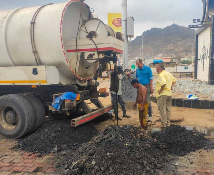 باخبيرة ينفذ نزولًا مُفاجئًا للاطلاع على أعمال تصفية شبكات الصرف الصحي في جولة حجيف بالمعلا