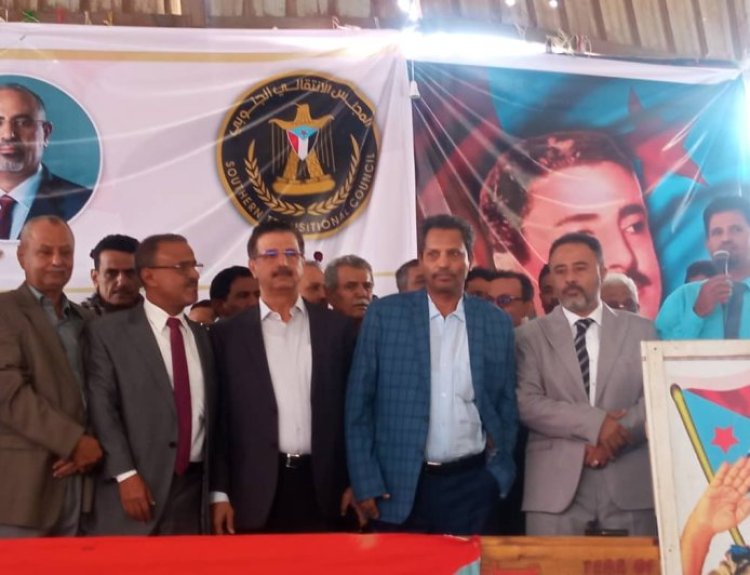 في مشهد أعاد إلى الأذهان تاريخ مدينة زنجبار النضالي.. السلطات المحلية بأبين تلتحم بالحشود المطالبة بإستعادة الدولة الجنوبية في مخيم الأعتصام المفتوح بمدينة زنجبار