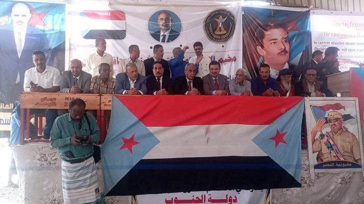 مخيم الاعتصام المفتوح بزنجبار يشهد مشاركة واسعة لقيادات السلطة المحلية والجامعية ومنسقية جامعة أبين