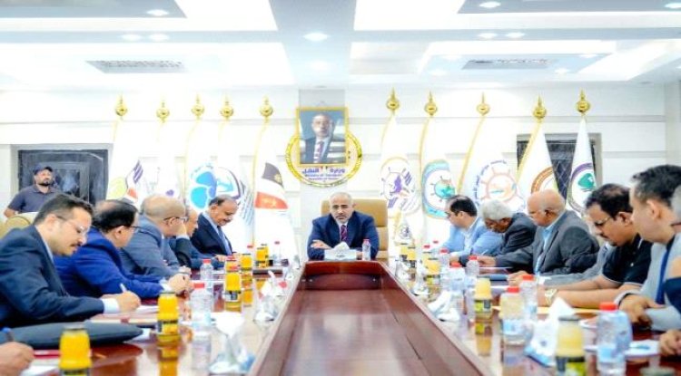 الرئيس الزُبيدي يبحث سُبل تطوير البنية التحتية لقطاع النقل