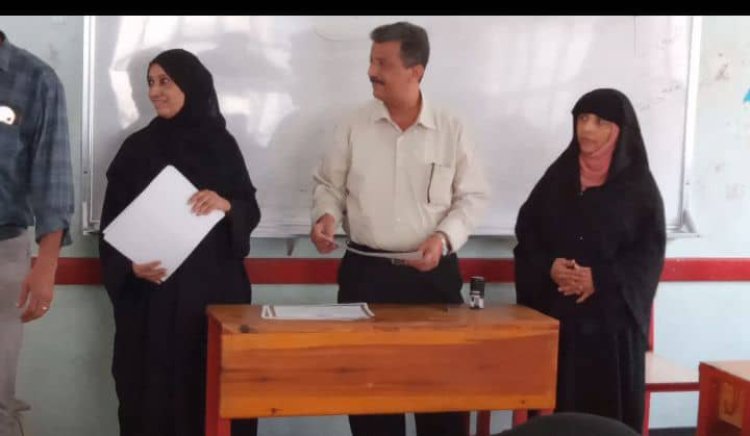 عدن..توزيع شهادات اجتياز الاسعافات الاوليه لعدد من المتطوعين في التواهي