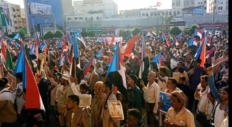 مخيم الاعتصام المفتوح بالعاصمة عدن يستقبل وفدا جماهيريا كبيرا من أبناء المسيمير الحواشب