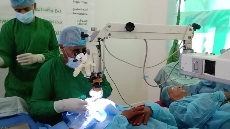 محافظ أبين ومدير عام الصحة يدشنان عمليات سحب المياه البيضاء وزراعة العدسات في مخيم طبي مجاني بباتيس