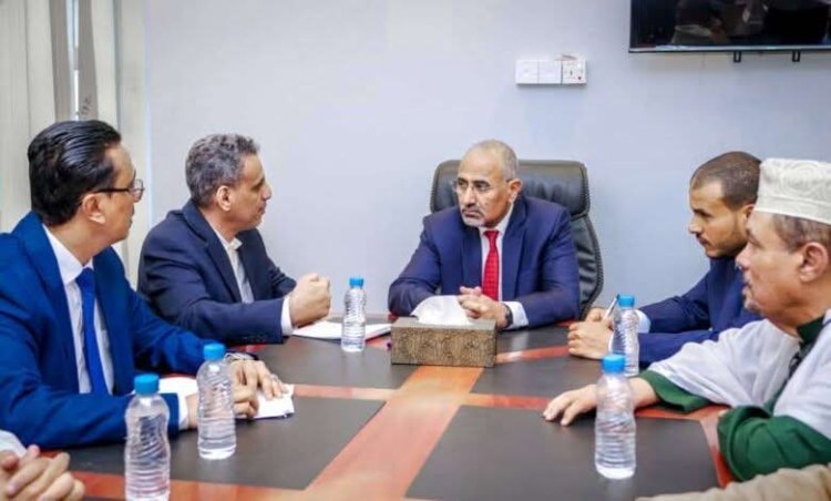 الرئيس الزُبيدي يتفقد سير العمل في وزارة الإدارة المحلية بالعاصمة عدن